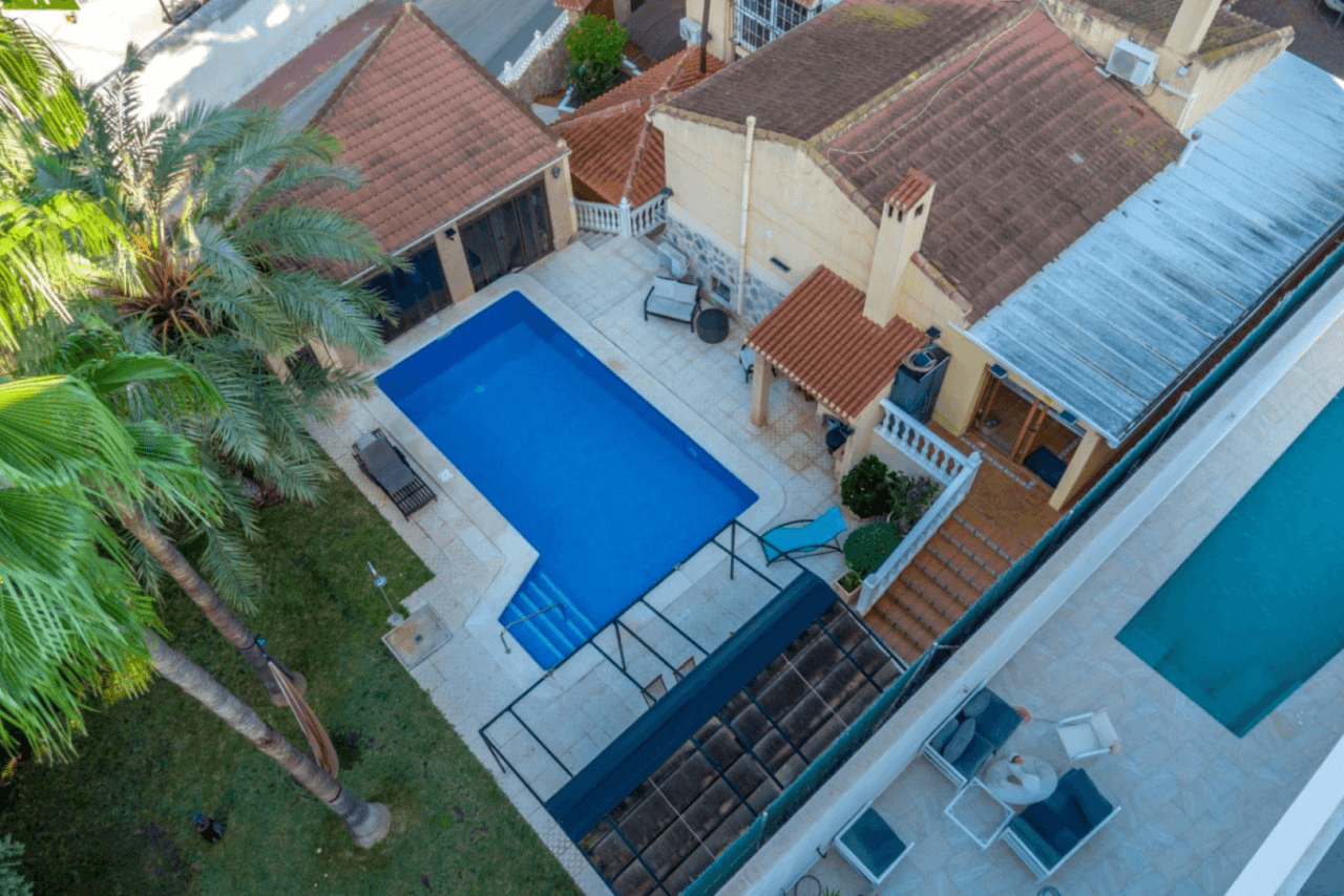 Chalet en venta de 4 habitaciones con piscina en Los Balcones, Torrevieja
