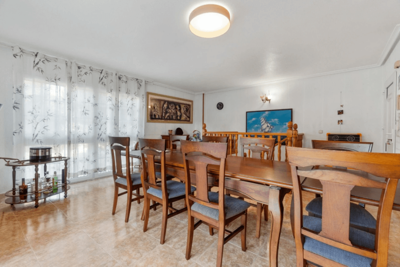 Chalet en venta de 4 habitaciones con piscina en Los Balcones, Torrevieja