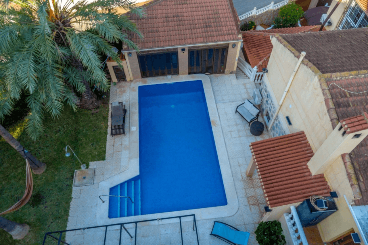 Chalet en venta de 4 habitaciones con piscina en Los Balcones, Torrevieja