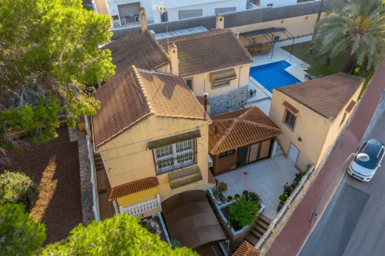 Chalet en venta de 4 habitaciones con piscina en Los Balcones, Torrevieja