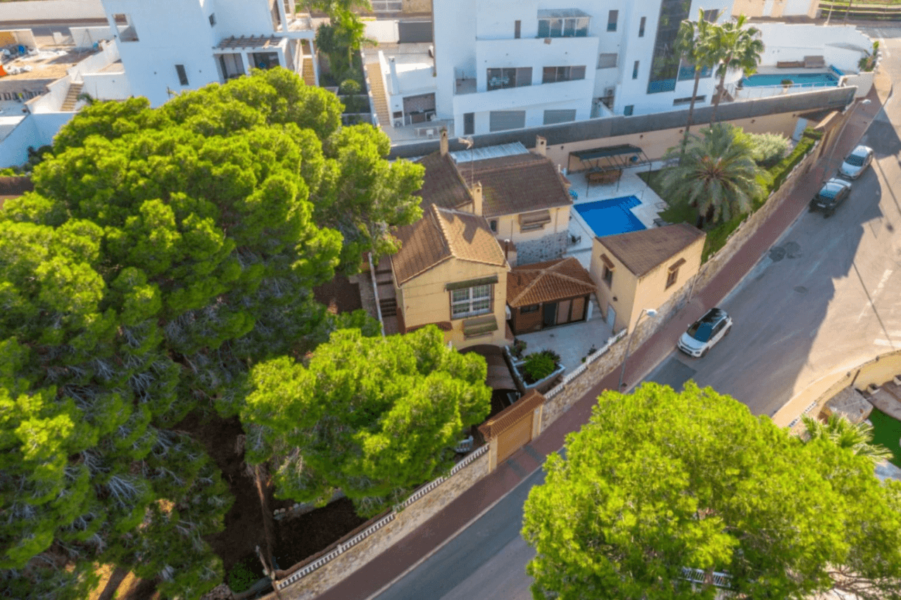 Chalet en venta de 4 habitaciones con piscina en Los Balcones, Torrevieja
