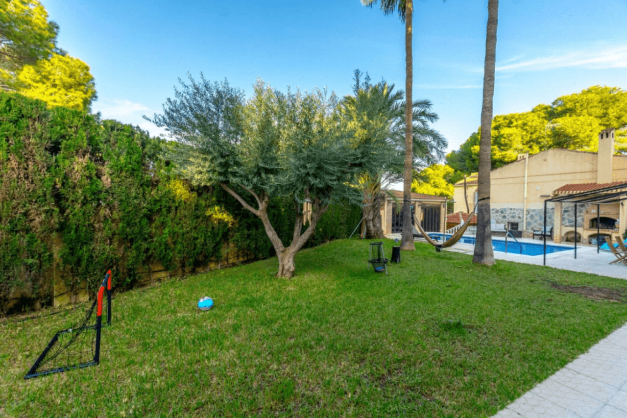 Chalet en venta de 4 habitaciones con piscina en Los Balcones, Torrevieja
