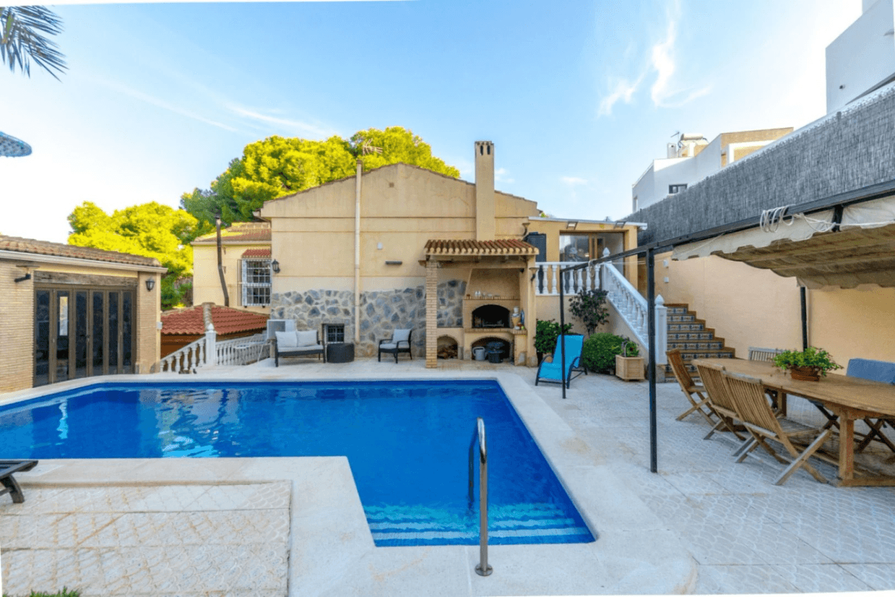 Chalet en venta de 4 habitaciones con piscina en Los Balcones, Torrevieja
