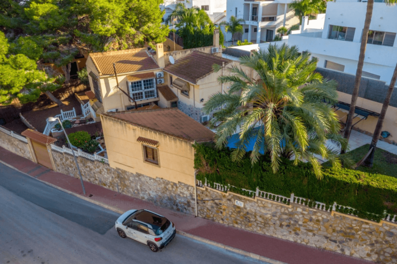 Chalet en venta de 4 habitaciones con piscina en Los Balcones, Torrevieja