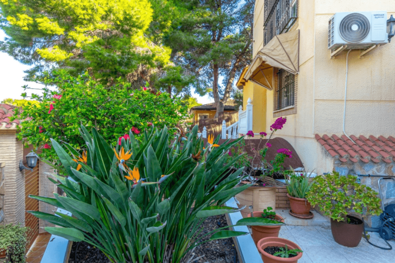Chalet en venta de 4 habitaciones con piscina en Los Balcones, Torrevieja