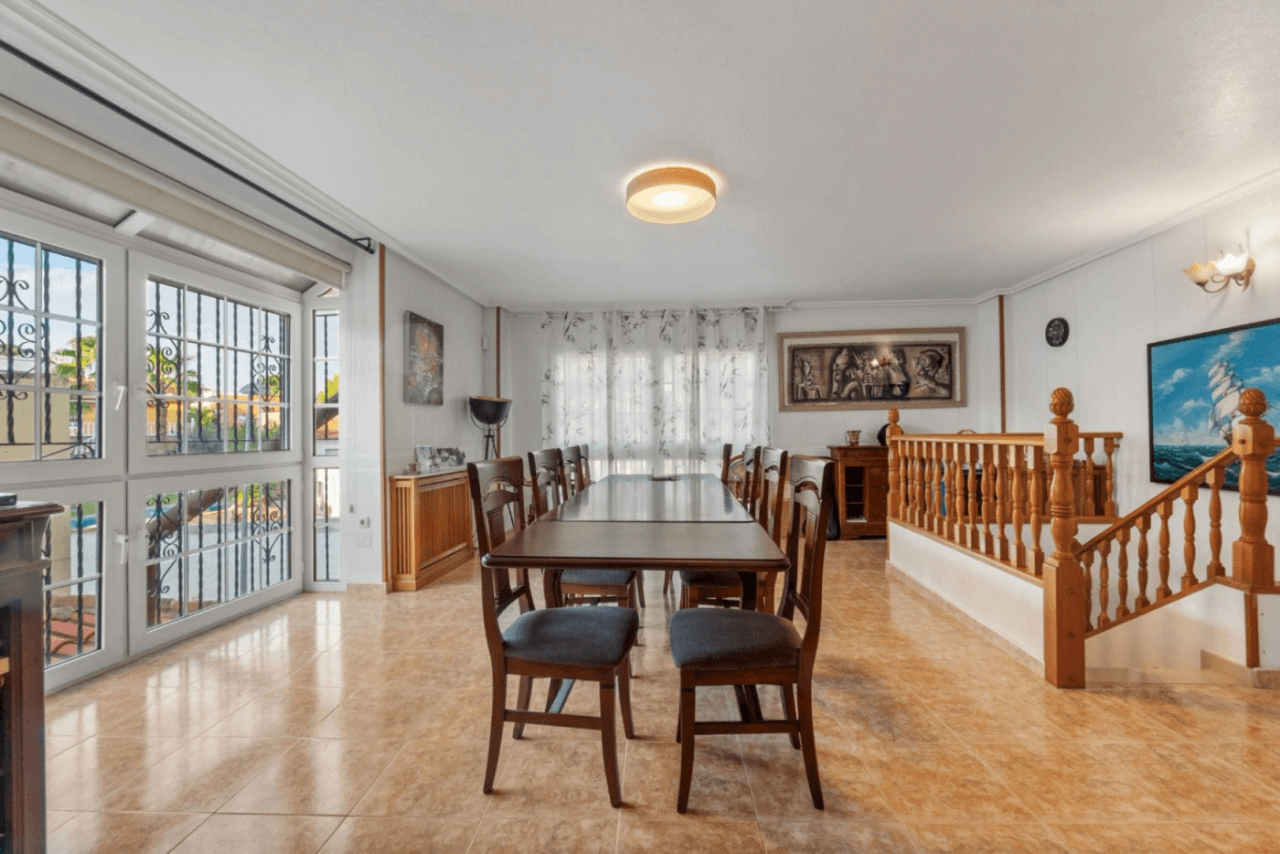 Chalet en venta de 4 habitaciones con piscina en Los Balcones, Torrevieja