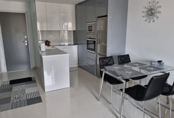 Bungalow en venta de 2 dormitorios en Mil Palmeras, Alicante.