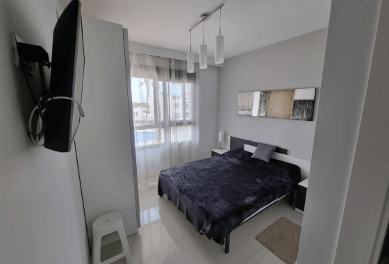 Bungalow en venta de 2 dormitorios en Mil Palmeras, Alicante.