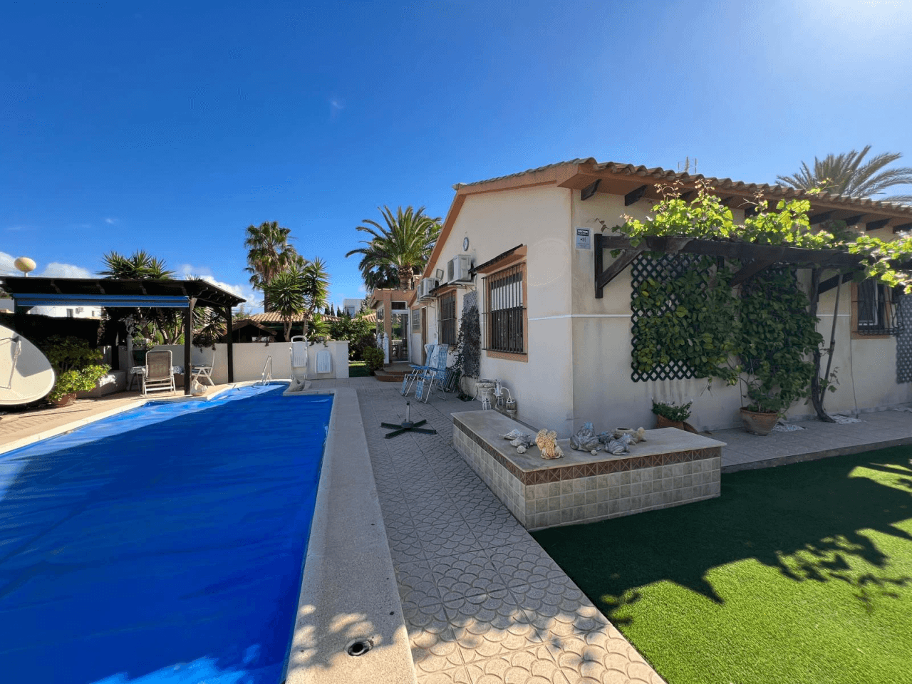Chalet en venta en Orihuela con 3 dormitorios y piscina privado