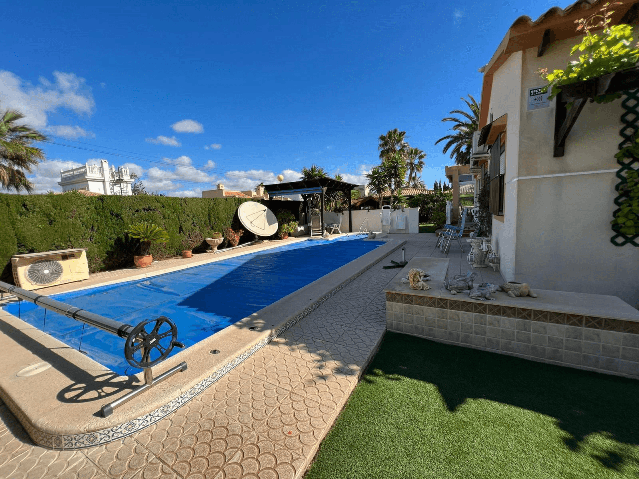 Chalet en venta en Orihuela con 3 dormitorios y piscina privado