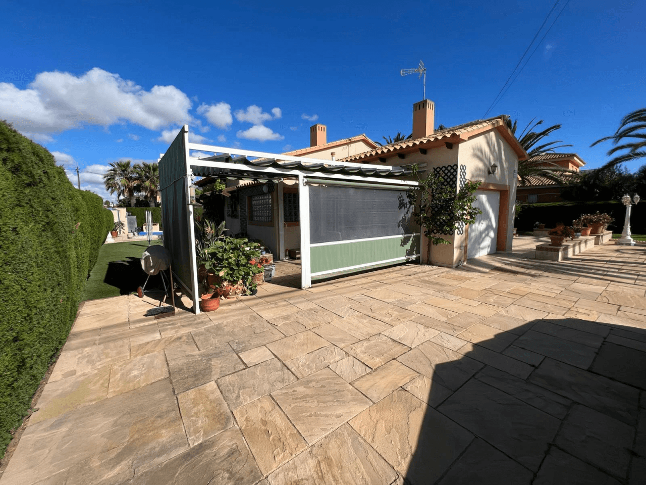 Chalet en venta en Orihuela con 3 dormitorios y piscina privado