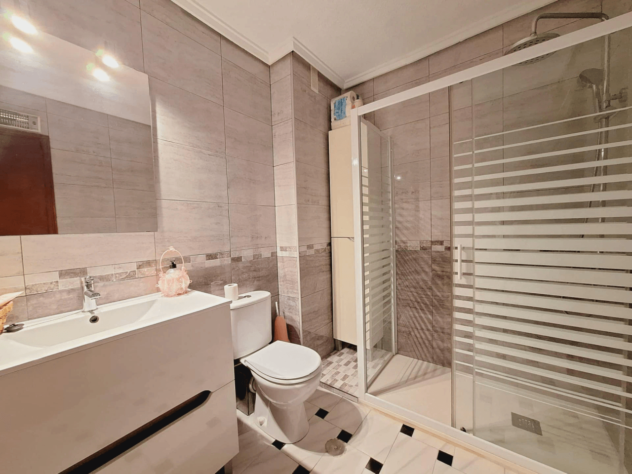 Apartamento en venta en Torrevieja, 3 dormitorios y 1 baño.