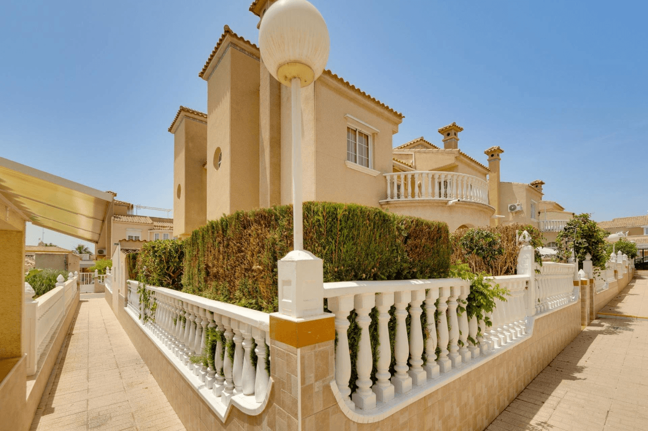 Casa adosada en venta en Orihuela Costa, 2 dormitorios, 2 baños