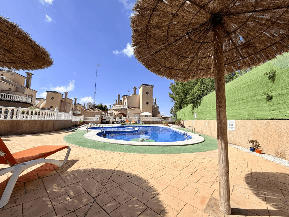 Casa adosada en venta de 3 dormitorios en Orihuela, Villamartin