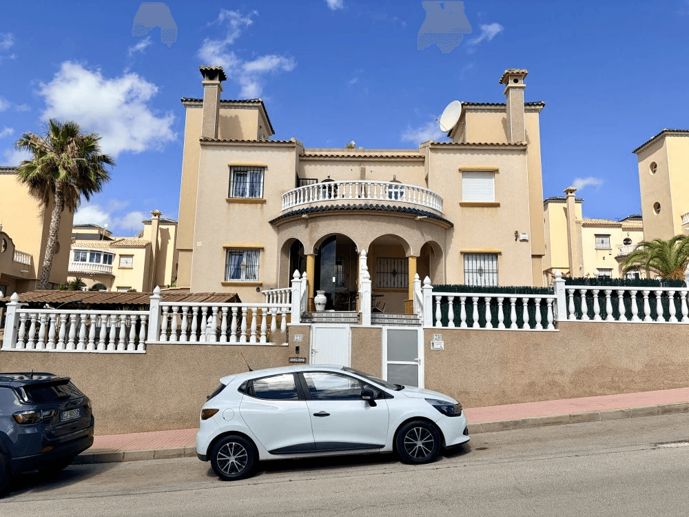 Casa adosada en venta de 3 dormitorios en Orihuela, Villamartin
