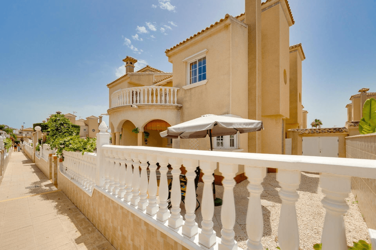 Casa adosada en Orihuela Costa, 2 dormitorios, en venta.